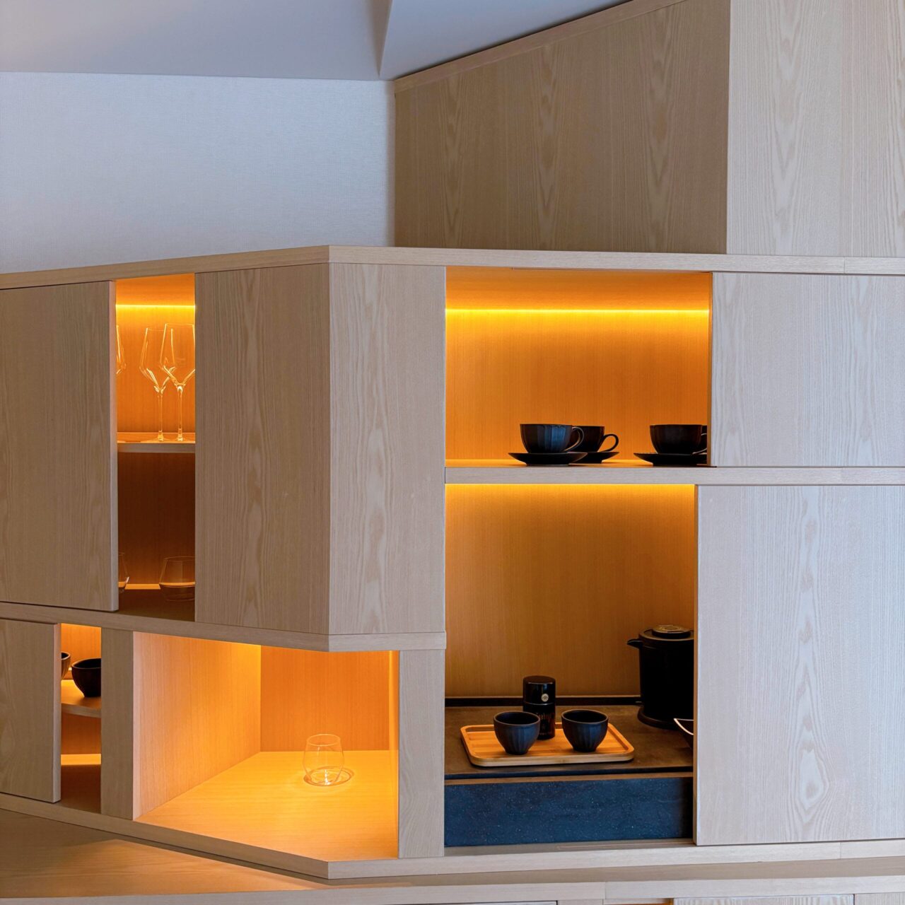 ソラノホテル　客室　壁面収納