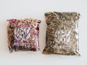 エンハーブのハーブティーの茶葉が2袋並んでいるところ