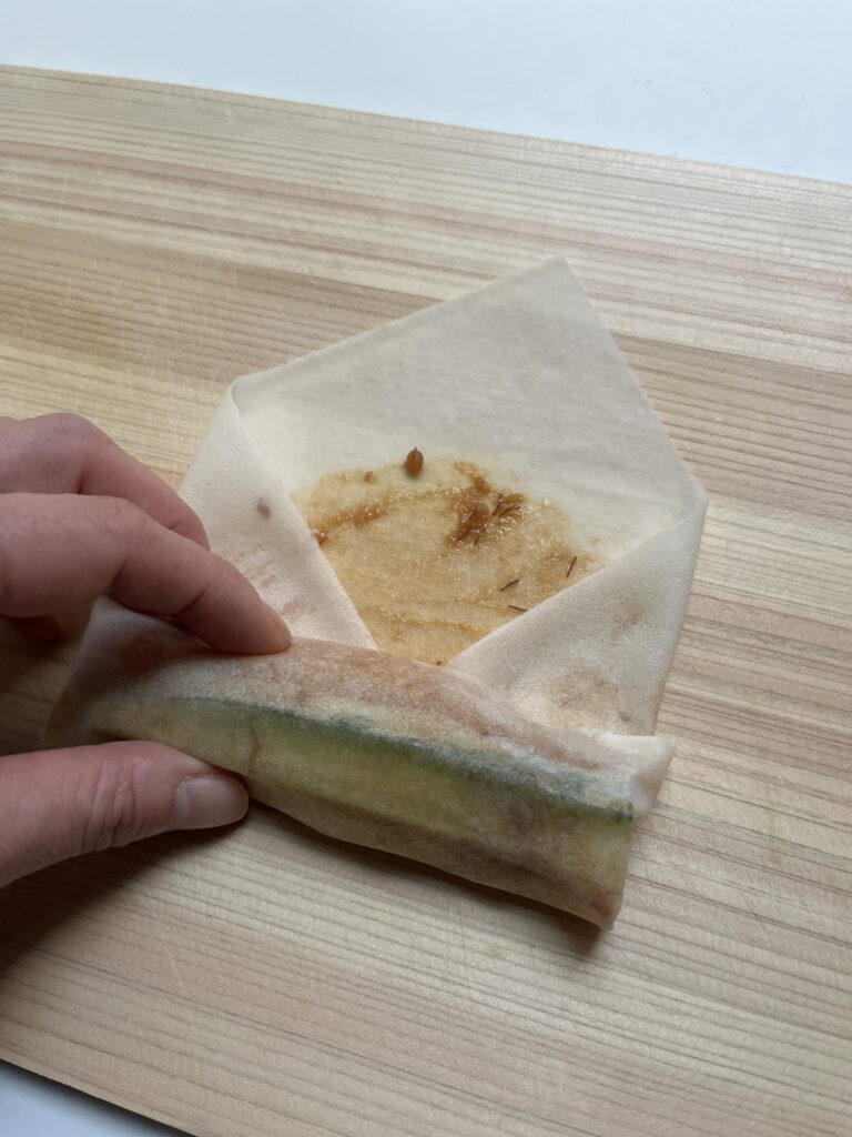 LEE100人隊が春巻きを巻くところ