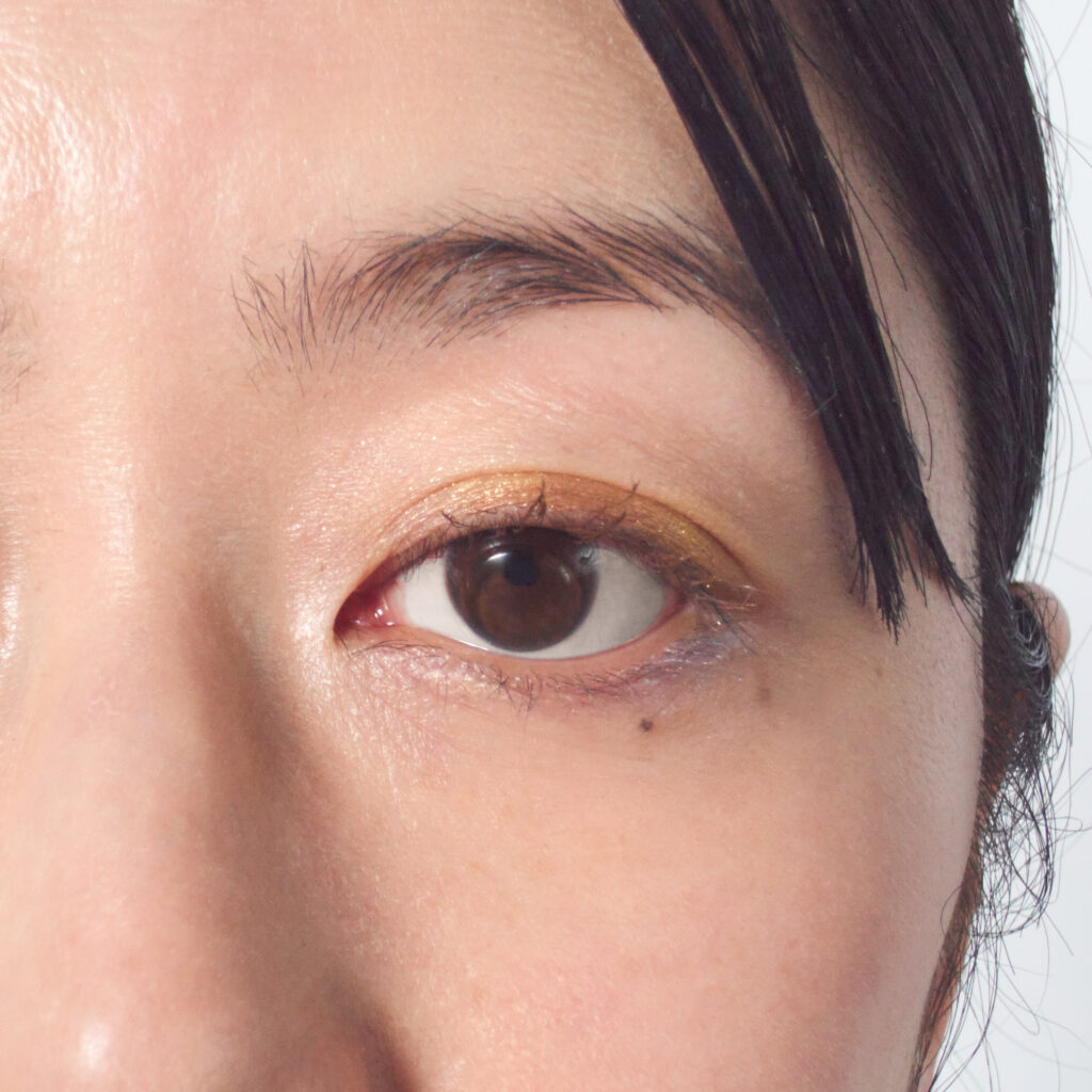 【29】を使ってみました。アイホールにマスタードイエロー、まぶたのキワにブロンズブラウン、下まぶたにスカイブルーをのせてみました。