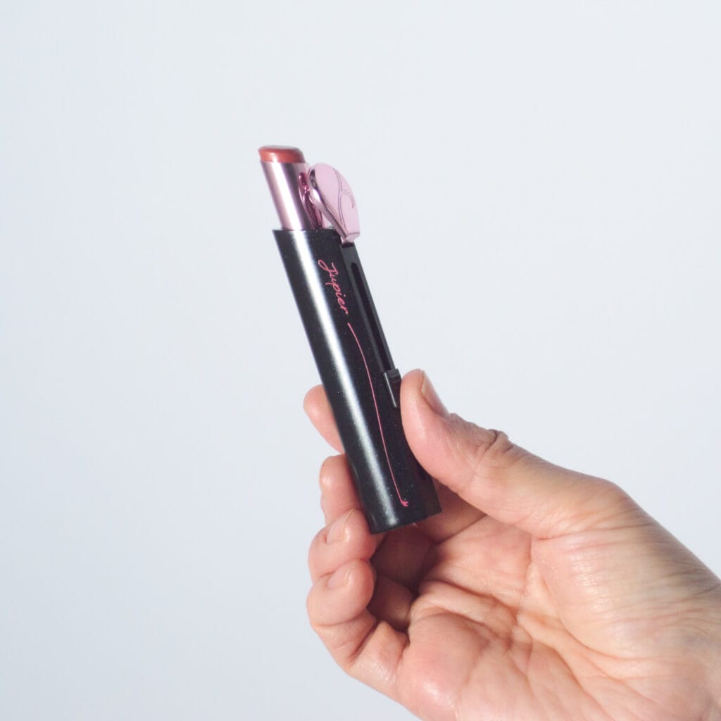 ワンタッチリップスティックといえば、ワンタッチ操作でキャップの開閉ができ、片手で簡単に使えるのが魅力。