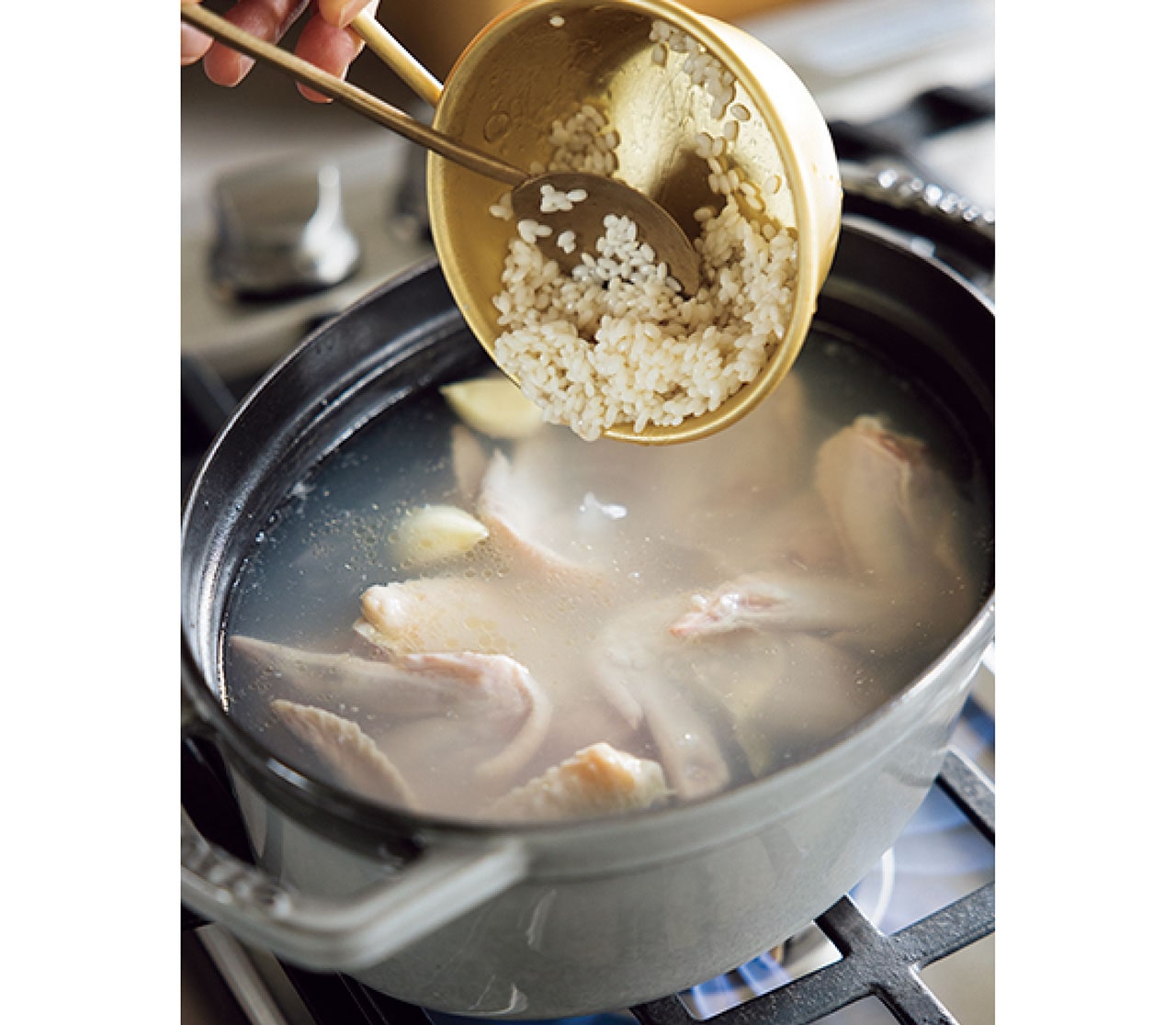「もち米の風味ととろみは、参鶏湯の味わいには必須です。ごま油をからめてから加えると、それがちょうどいい塩梅に」（コウケンテツさん）