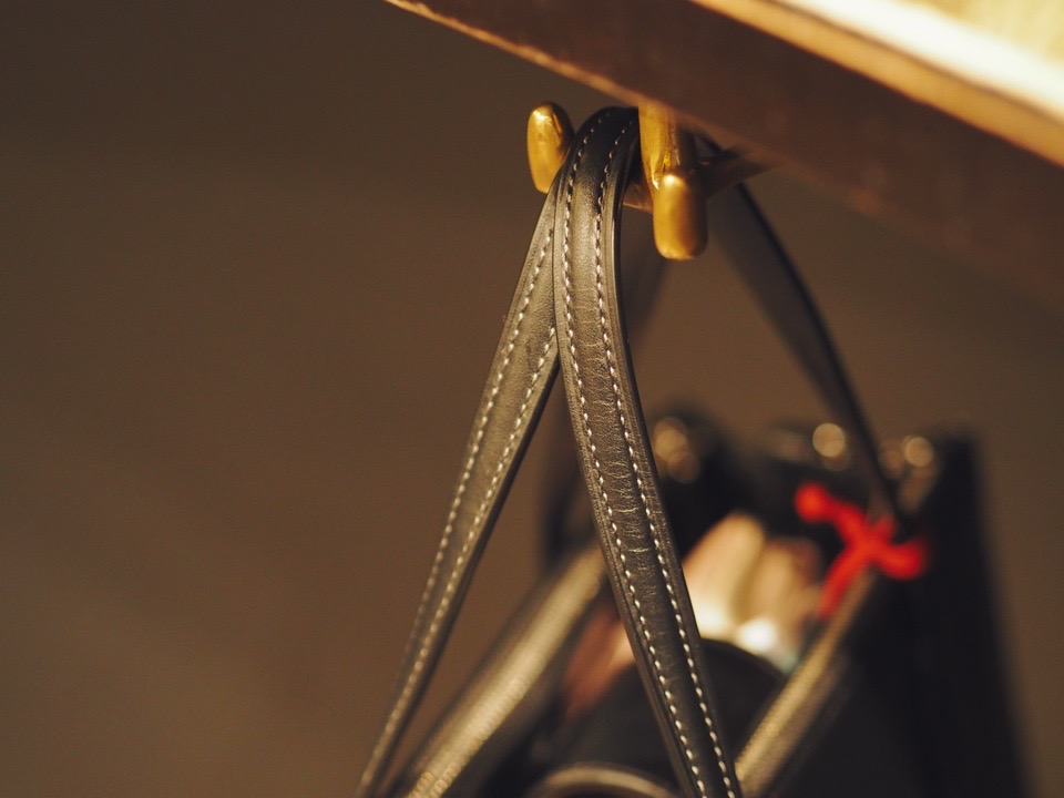 「立川や」のバックをかけるフック