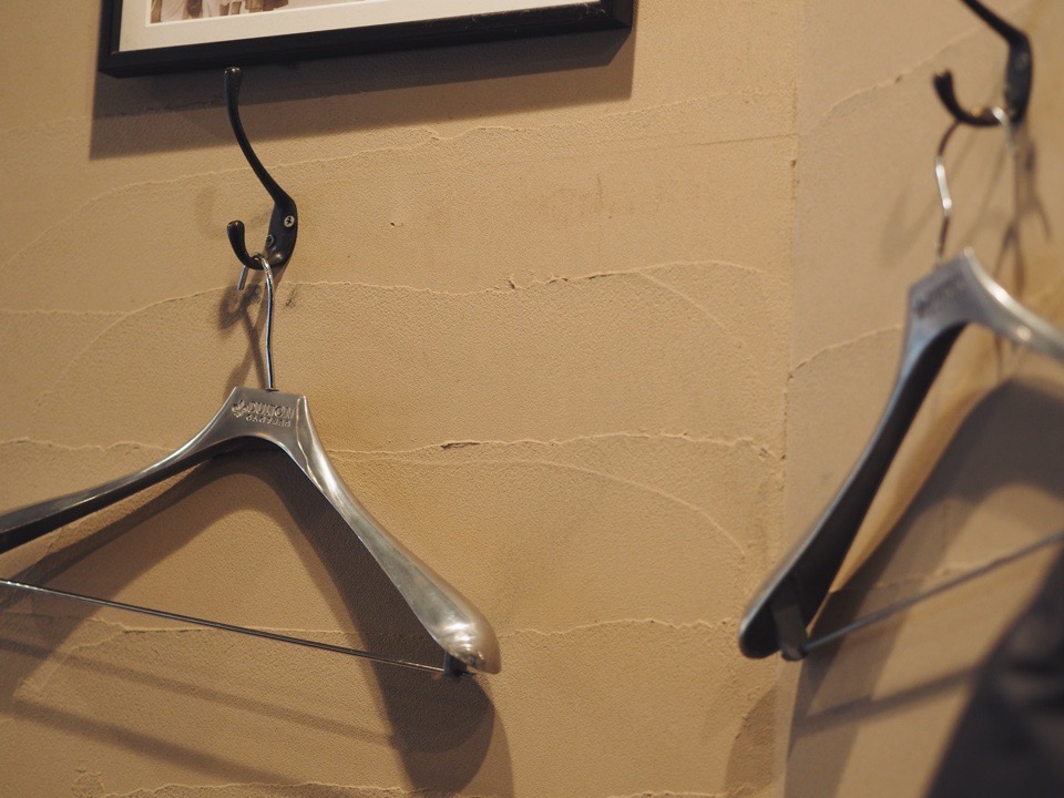 「立川や」の壁の上着をかけるフック