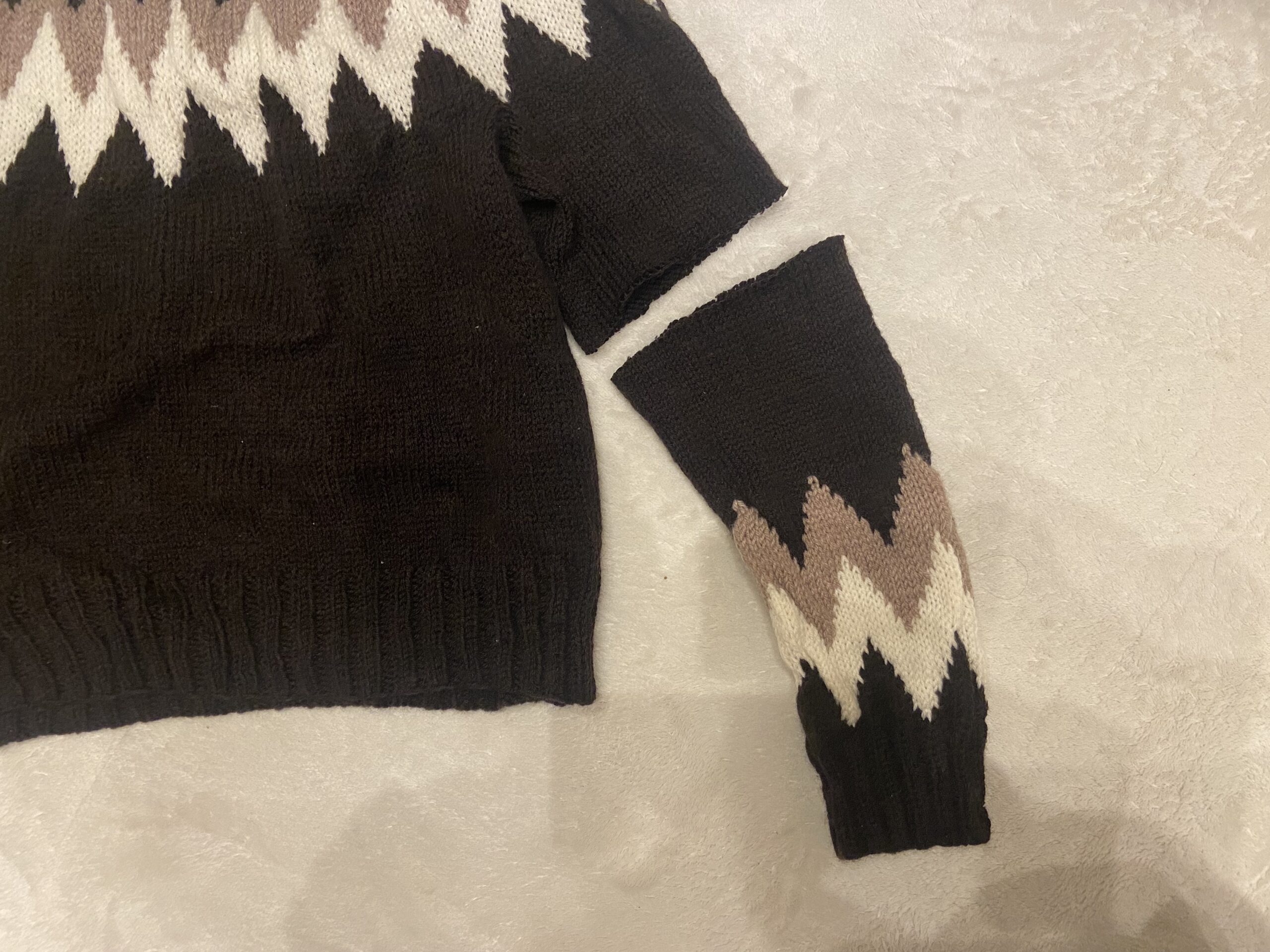 LEE100人隊zumekoさんが作った『ジグザグ模様の編み込みプル』の袖部分を切ったところ