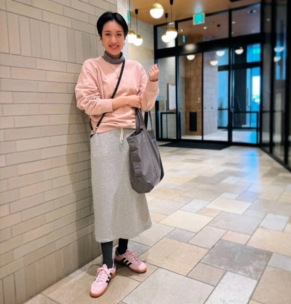 ユニクロ「スウェットシャツ」のコーデ　ピンク