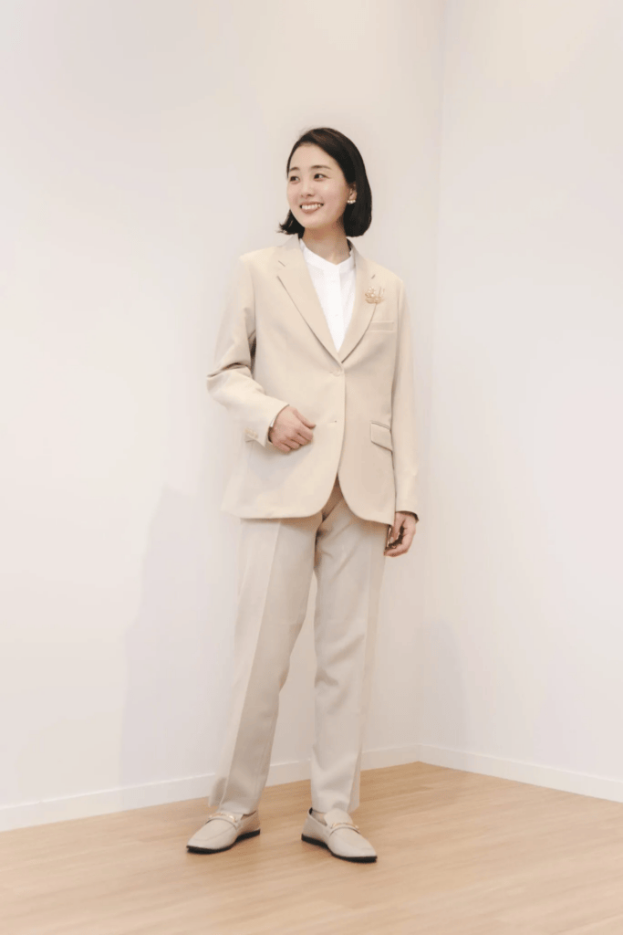 ユニクロ「感動ジャケット×感動スリムパンツ×スーピマコットンシャツジャケット」のコーデ