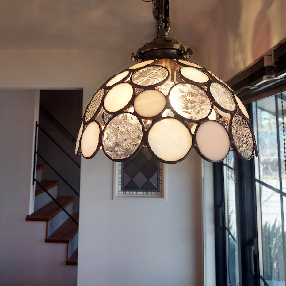 虹色ランプ　ステンドグラス　店内