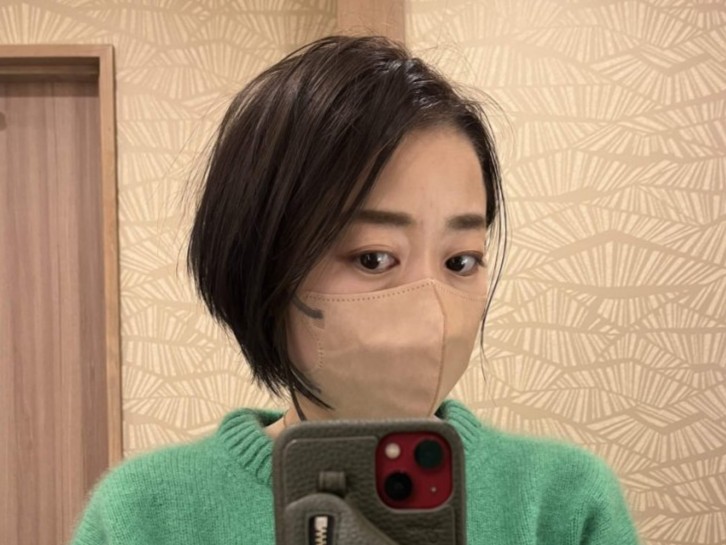 【卒園式ママヘア】「暗めカラーの軽やかショート」２