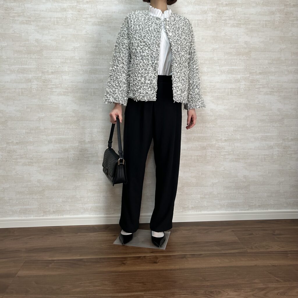 フリルブラウス　黒パンコーデ