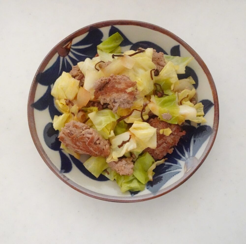 LEEレシピ
豚ひき、キャベツ、玉ねぎ＋塩昆布炒め