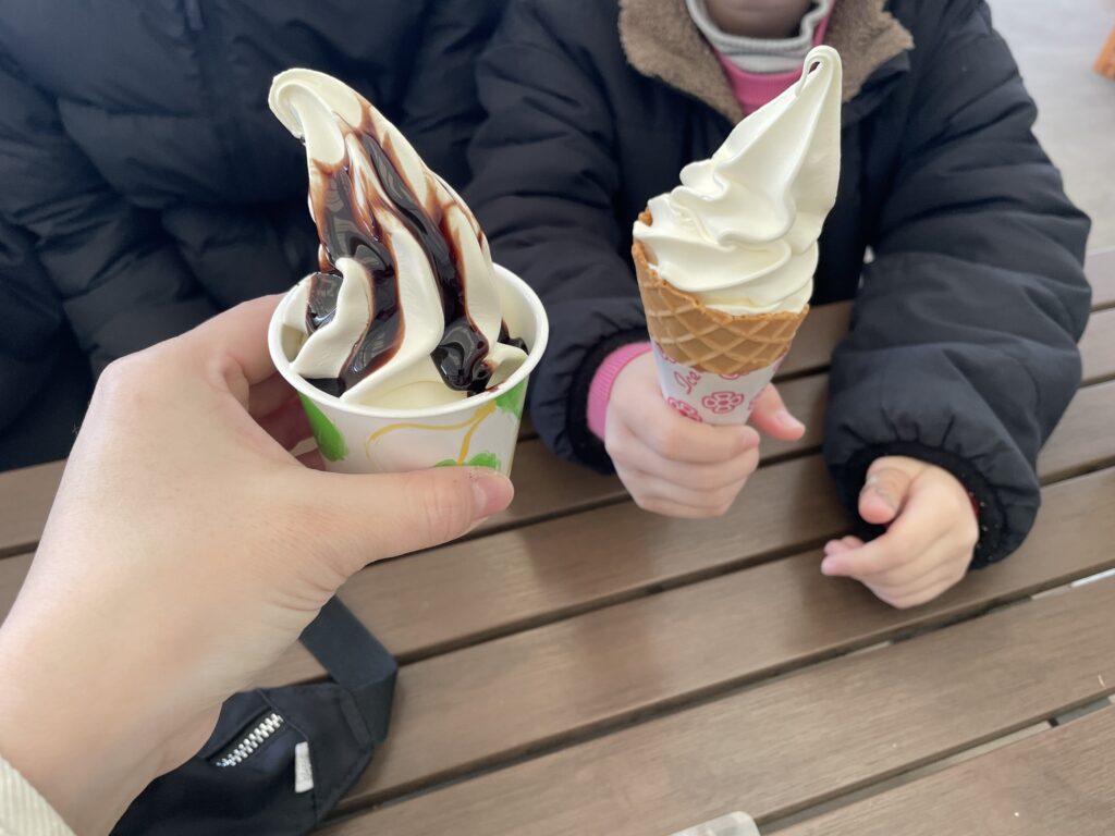 ソフトクリーム　ワッフルコーン　チョコレートサンデー