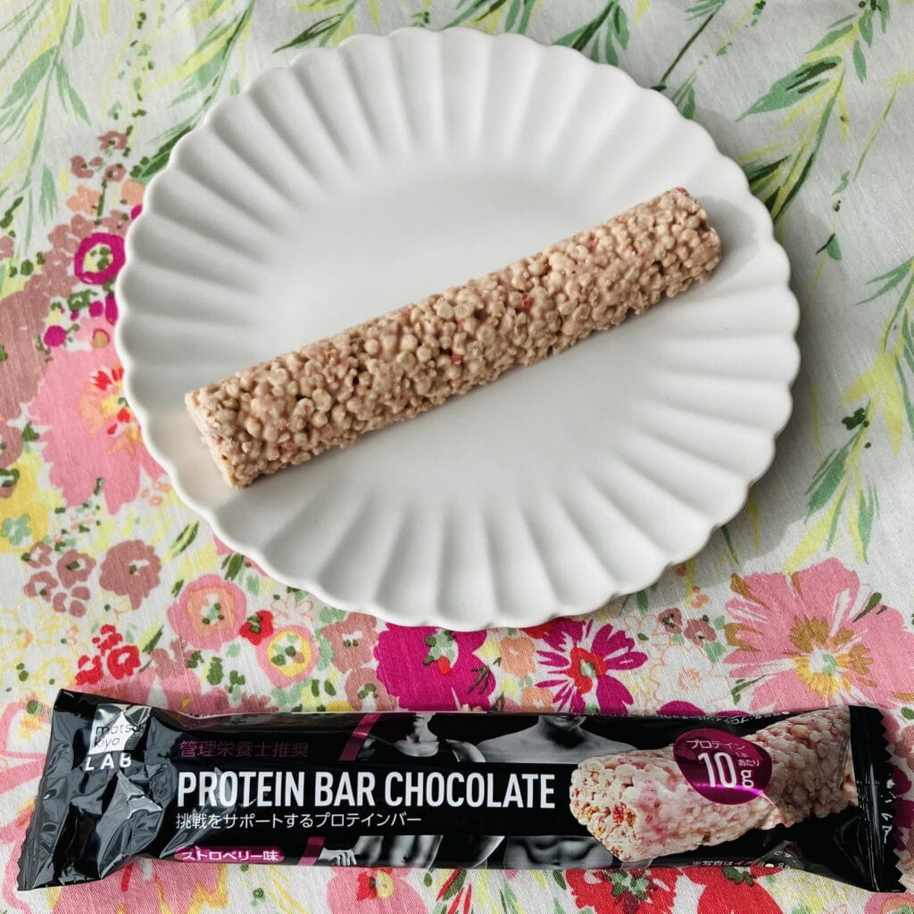 【40代】matsukiyo LAB プロテインバーを食べています。