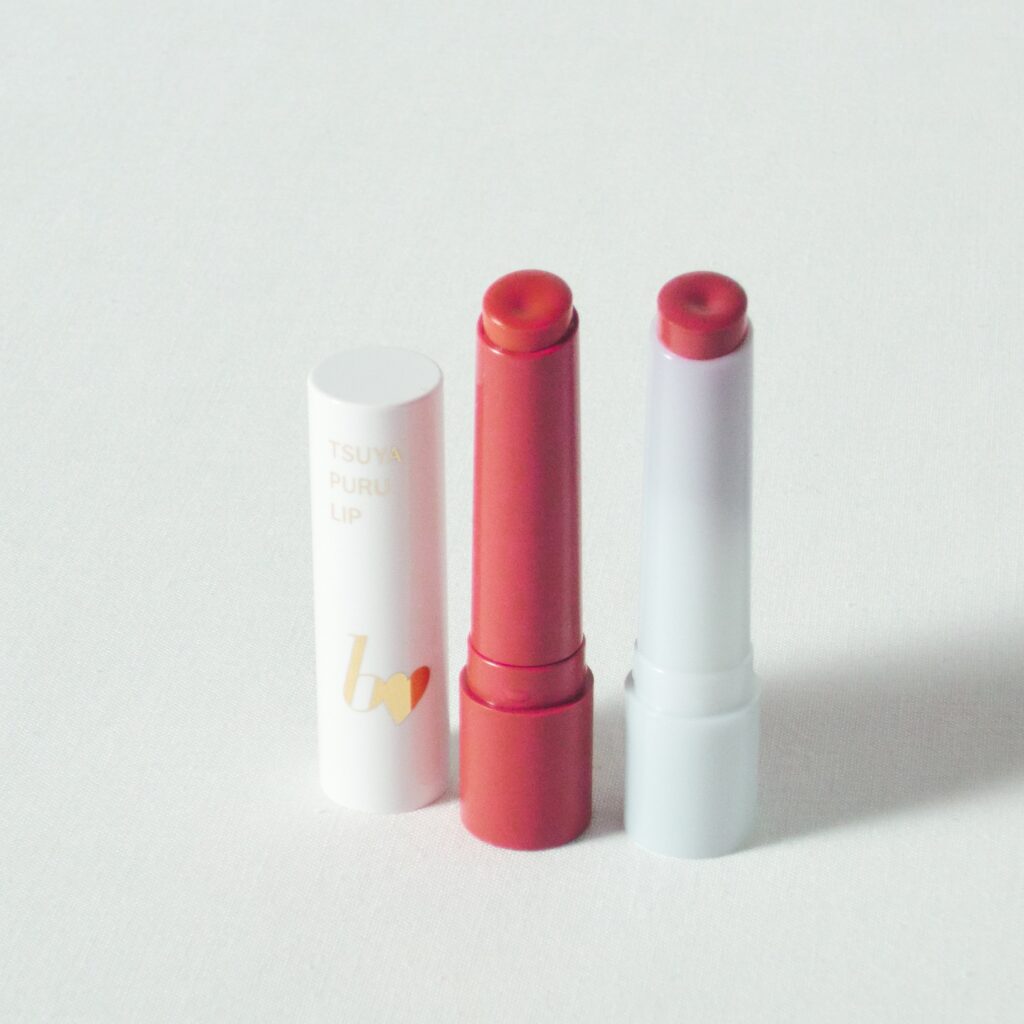 写真左から、新色【08 ひとめ惚れCORAL】、新定番色【102 誓いのPINK】 各 ¥1540(税込価格)