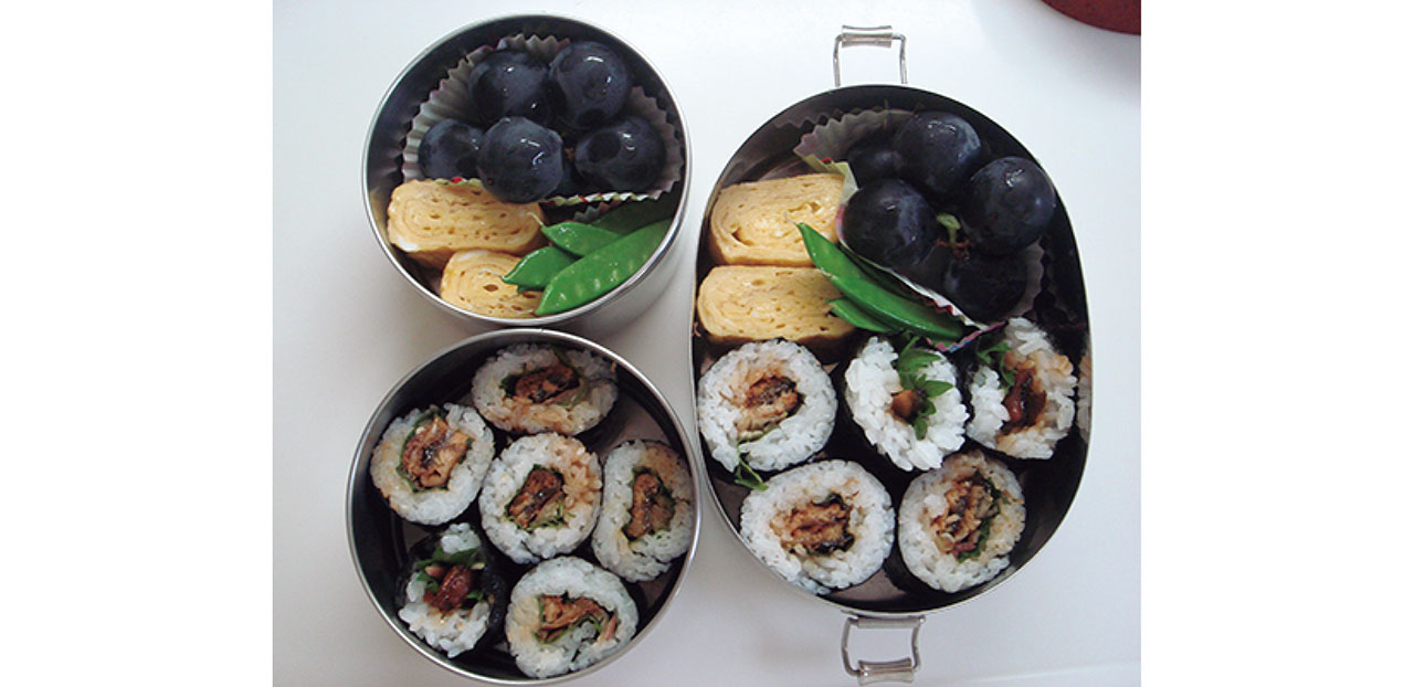 18年前のお弁当。昔は張り切って朝からノリ巻きを作る日もあったけれど、今は無理なく続く3品が定番。