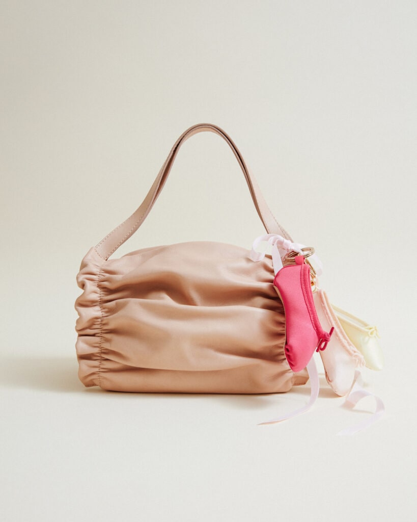 レペット ポワントシューズのミニチュアキーリングを装着