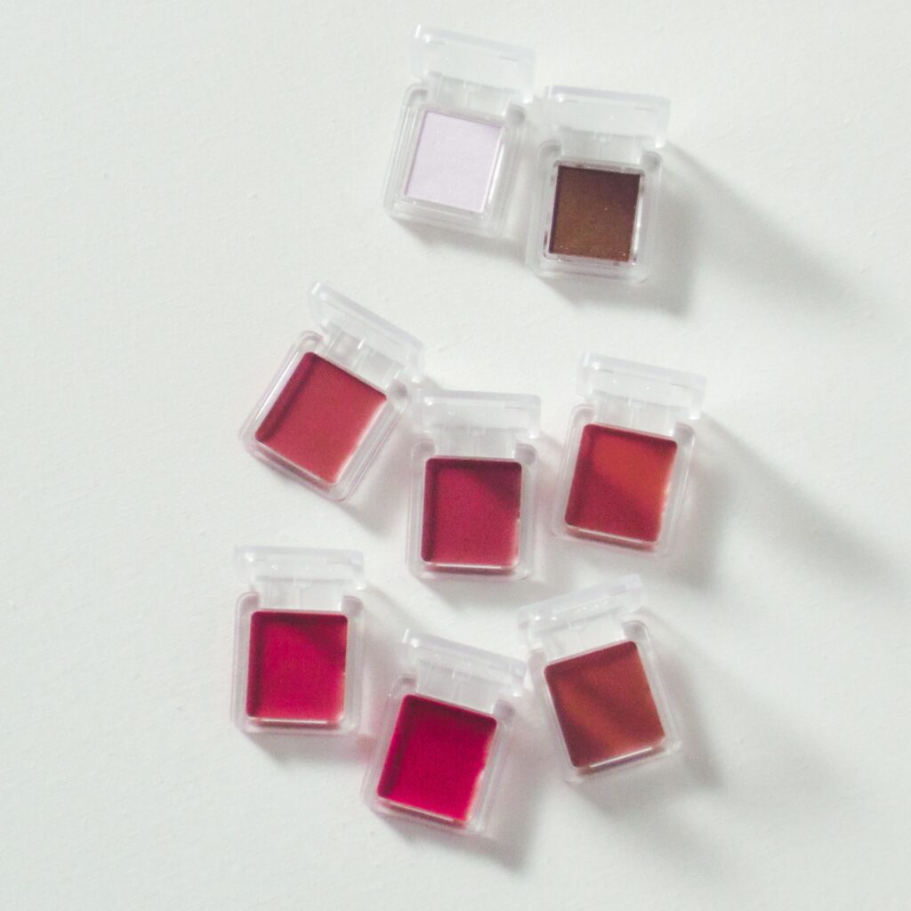 ちふれ リップ ＆ チーク バーム6色 各¥550、ちふれ  シングル カラー アイシャドウ 2色 各¥770（価格はともに税込価格）