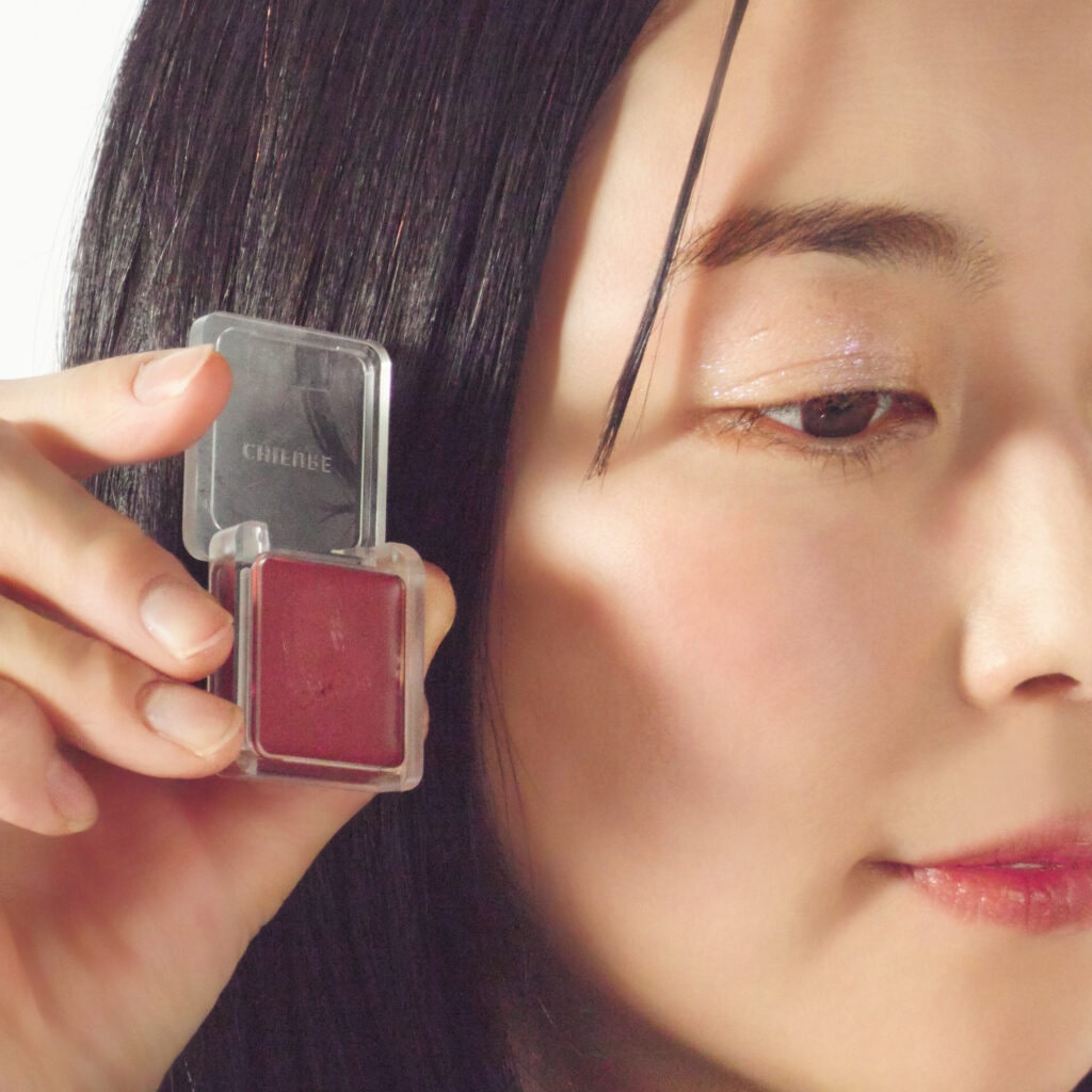 唇に使用した【RS40 ローズ系】を頬に。