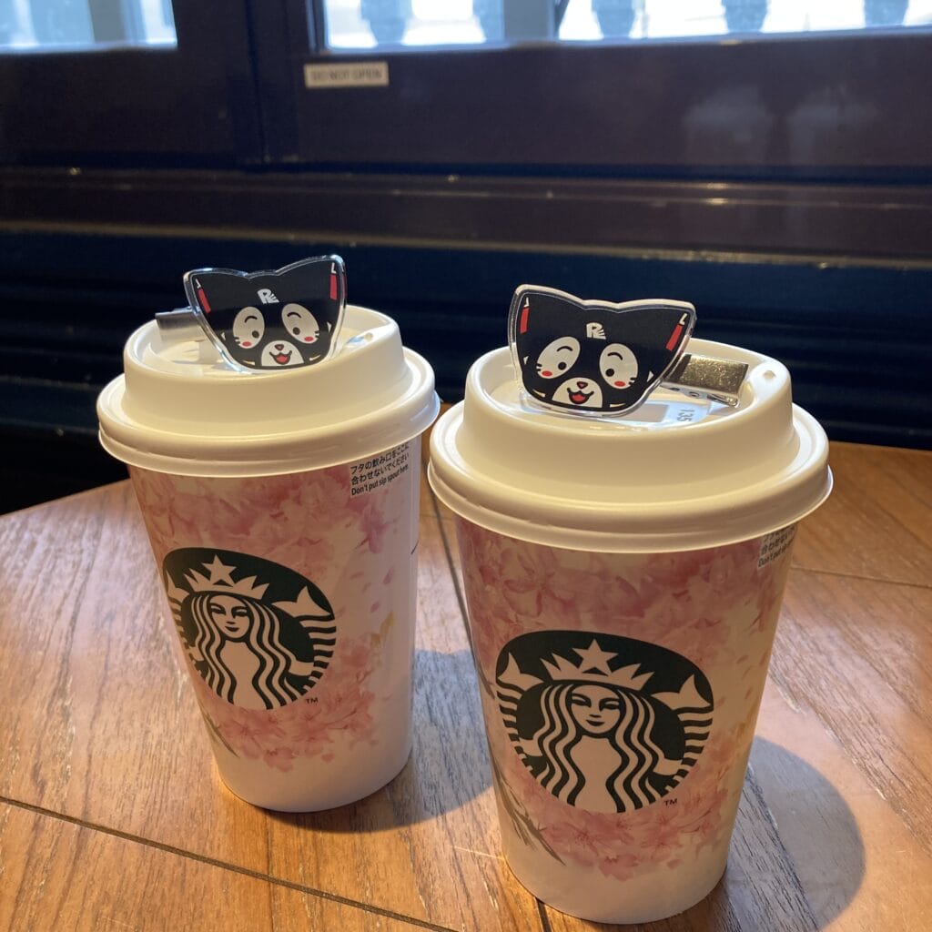 スタバでれぶにゃんピンと一緒に