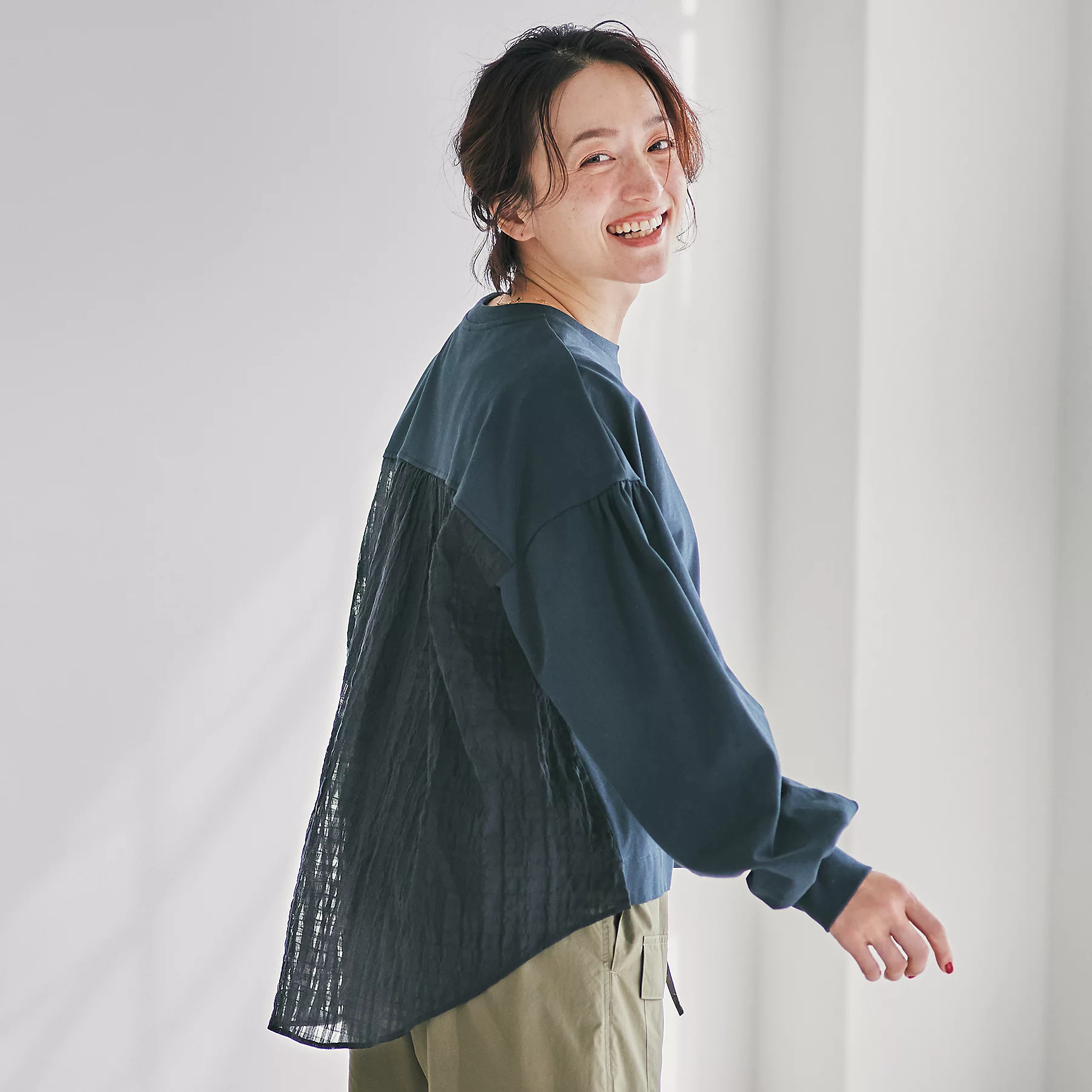 後ろ姿までおしゃれに決まる！大ヒットカットソーの新作登場【40代・50代コーデ】