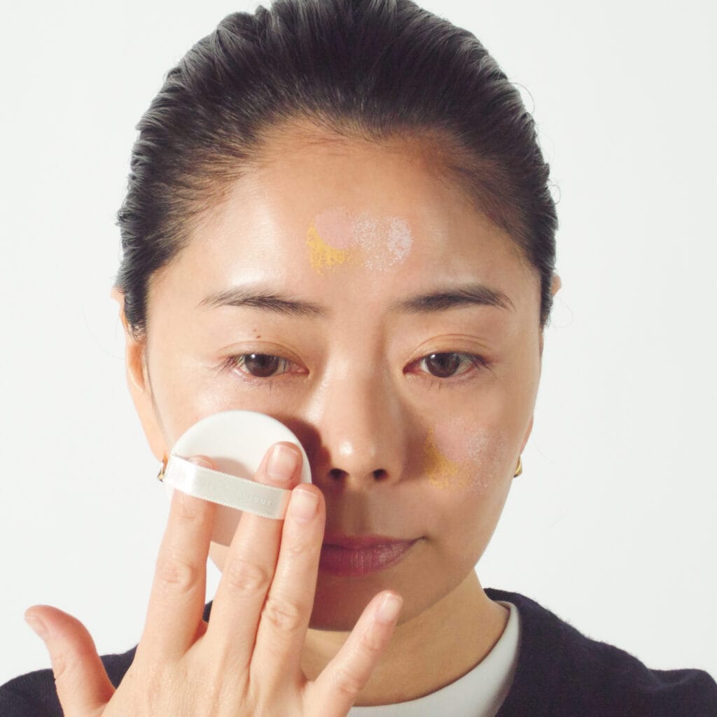 両頬、額の3カ所にパフを置いて、色をのせます。