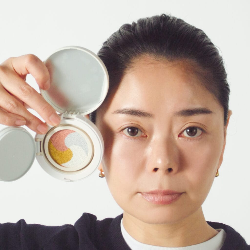 4色が肌に溶け込み、色ムラを自然にカバーしてながら、透明感とツヤ感のある肌に！ 