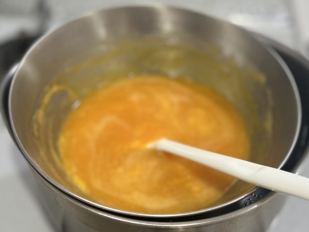 「なんとなく」が「最高の味」になる ワタナベマキさんの定番料理のひとワザ
湯煎で作る!基本の「スクランブルエッグ」レシピ・作り方/ワタナベマキさん