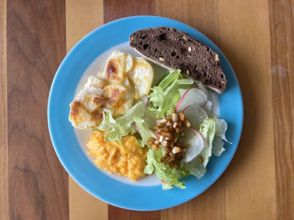 【LEEレシピ】榎本美沙さん「新玉ねぎのお醤油ドレッシング」を作って休日サラダ TB icoco