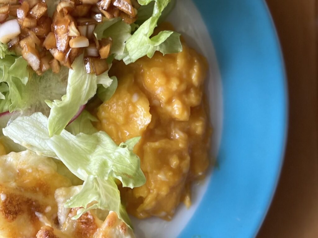 「なんとなく」が「最高の味」になる ワタナベマキさんの定番料理のひとワザ
湯煎で作る!基本の「スクランブルエッグ」レシピ・作り方/ワタナベマキさん