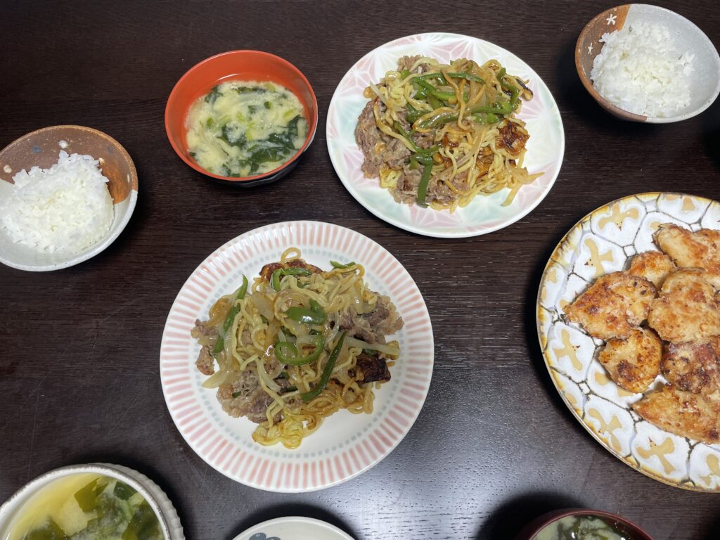 和田明日香さんのレシピ「ほったらかし焼きそば」を40代主婦が作ってみた写真。堀中由美子さん作陶のプレートに盛り付けている。