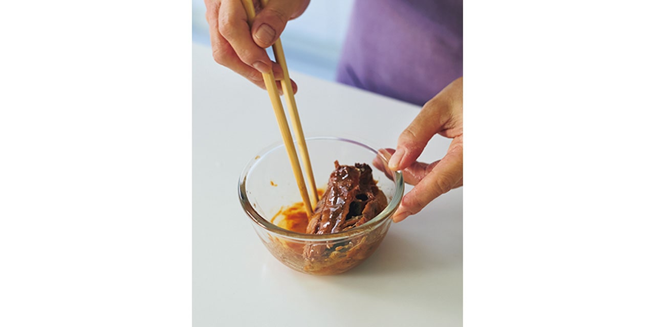 少ない調味料を卵焼き器で焼きからめると、焦げつきやすい。ボウルの中でからめておけば、加熱が短時間で済むので焦げつかない