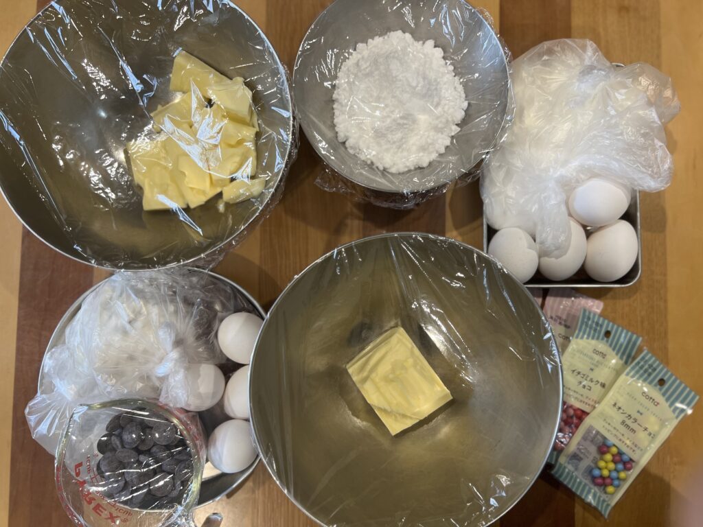 この春、上の子が無事高校を卒業し来月から大学生になります。親戚や知人からたくさんお祝いして頂いたのですが、ありがたいことに娘が個人で地域コミュニティと繋がり、一緒にボランティア活動をしている職員の方々からも素敵なお祝いをして頂きました。親として本来なら"してもらう側“ではなく、"する側“なので申し訳ない気持ちでいっぱいになったりしましたが、家や学校以外の場所で娘が自ら築いた良いご縁に出会えたことが素直に嬉しかったです。形にしてお礼を感謝を伝えなければと何を贈ろうか少しだけ悩んだのですが、この際する側•してもらう側なんて境界線を無くして平等に皆んなに気持ちを伝えたい！と思い立ち、それが叶うように願いを込めてスイーツギフトを作ることにしました。