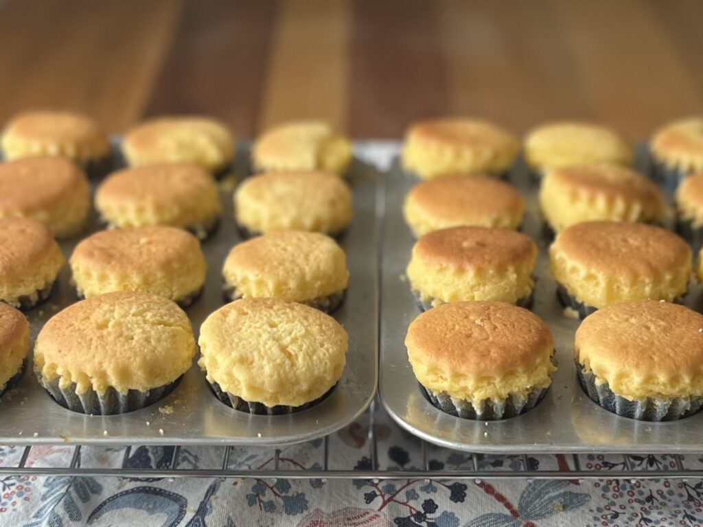 この春、上の子が無事高校を卒業し来月から大学生になります。親戚や知人からたくさんお祝いして頂いたのですが、ありがたいことに娘が個人で地域コミュニティと繋がり、一緒にボランティア活動をしている職員の方々からも素敵なお祝いをして頂きました。親として本来なら"してもらう側“ではなく、"する側“なので申し訳ない気持ちでいっぱいになったりしましたが、家や学校以外の場所で娘が自ら築いた良いご縁に出会えたことが素直に嬉しかったです。形にしてお礼を感謝を伝えなければと何を贈ろうか少しだけ悩んだのですが、この際する側•してもらう側なんて境界線を無くして平等に皆んなに気持ちを伝えたい！と思い立ち、それが叶うように願いを込めてスイーツギフトを作ることにしました。