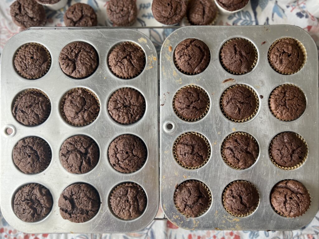 この春、上の子が無事高校を卒業し来月から大学生になります。親戚や知人からたくさんお祝いして頂いたのですが、ありがたいことに娘が個人で地域コミュニティと繋がり、一緒にボランティア活動をしている職員の方々からも素敵なお祝いをして頂きました。親として本来なら"してもらう側“ではなく、"する側“なので申し訳ない気持ちでいっぱいになったりしましたが、家や学校以外の場所で娘が自ら築いた良いご縁に出会えたことが素直に嬉しかったです。形にしてお礼を感謝を伝えなければと何を贈ろうか少しだけ悩んだのですが、この際する側•してもらう側なんて境界線を無くして平等に皆んなに気持ちを伝えたい！と思い立ち、それが叶うように願いを込めてスイーツギフトを作ることにしました。