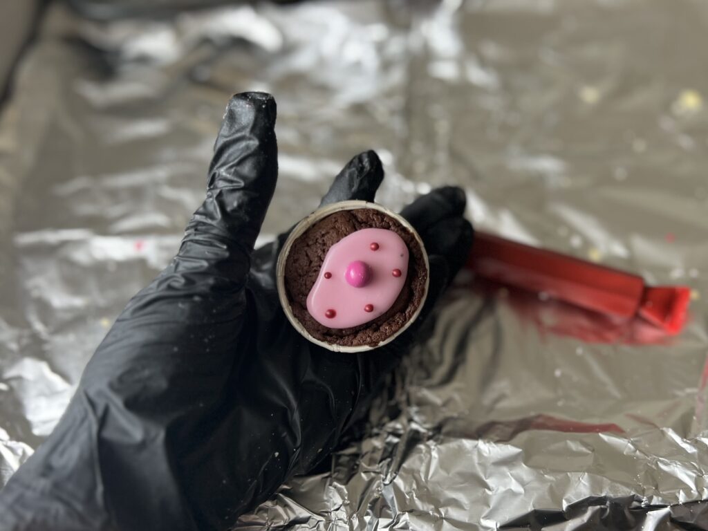 この春、上の子が無事高校を卒業し来月から大学生になります。親戚や知人からたくさんお祝いして頂いたのですが、ありがたいことに娘が個人で地域コミュニティと繋がり、一緒にボランティア活動をしている職員の方々からも素敵なお祝いをして頂きました。親として本来なら"してもらう側“ではなく、"する側“なので申し訳ない気持ちでいっぱいになったりしましたが、家や学校以外の場所で娘が自ら築いた良いご縁に出会えたことが素直に嬉しかったです。形にしてお礼を感謝を伝えなければと何を贈ろうか少しだけ悩んだのですが、この際する側•してもらう側なんて境界線を無くして平等に皆んなに気持ちを伝えたい！と思い立ち、それが叶うように願いを込めてスイーツギフトを作ることにしました。