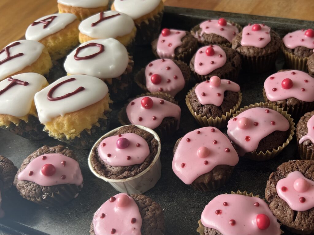 この春、上の子が無事高校を卒業し来月から大学生になります。親戚や知人からたくさんお祝いして頂いたのですが、ありがたいことに娘が個人で地域コミュニティと繋がり、一緒にボランティア活動をしている職員の方々からも素敵なお祝いをして頂きました。親として本来なら"してもらう側“ではなく、"する側“なので申し訳ない気持ちでいっぱいになったりしましたが、家や学校以外の場所で娘が自ら築いた良いご縁に出会えたことが素直に嬉しかったです。形にしてお礼を感謝を伝えなければと何を贈ろうか少しだけ悩んだのですが、この際する側•してもらう側なんて境界線を無くして平等に皆んなに気持ちを伝えたい！と思い立ち、それが叶うように願いを込めてスイーツギフトを作ることにしました。