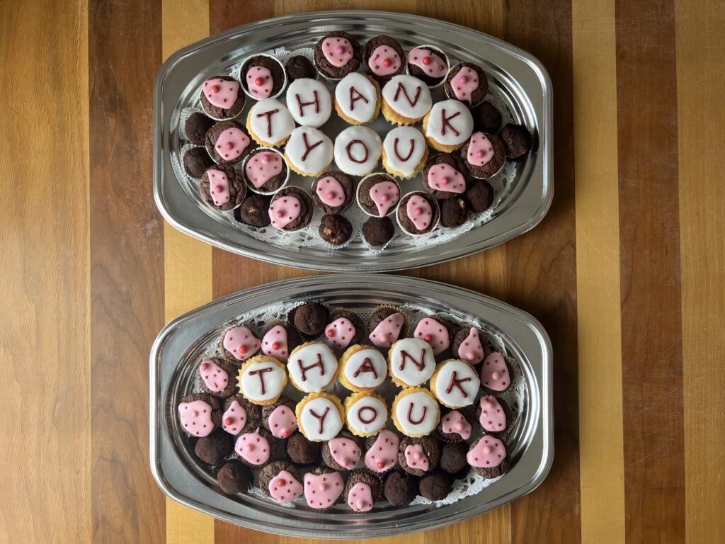 この春、上の子が無事高校を卒業し来月から大学生になります。親戚や知人からたくさんお祝いして頂いたのですが、ありがたいことに娘が個人で地域コミュニティと繋がり、一緒にボランティア活動をしている職員の方々からも素敵なお祝いをして頂きました。親として本来なら"してもらう側“ではなく、"する側“なので申し訳ない気持ちでいっぱいになったりしましたが、家や学校以外の場所で娘が自ら築いた良いご縁に出会えたことが素直に嬉しかったです。形にしてお礼を感謝を伝えなければと何を贈ろうか少しだけ悩んだのですが、この際する側•してもらう側なんて境界線を無くして平等に皆んなに気持ちを伝えたい！と思い立ち、それが叶うように願いを込めてスイーツギフトを作ることにしました。