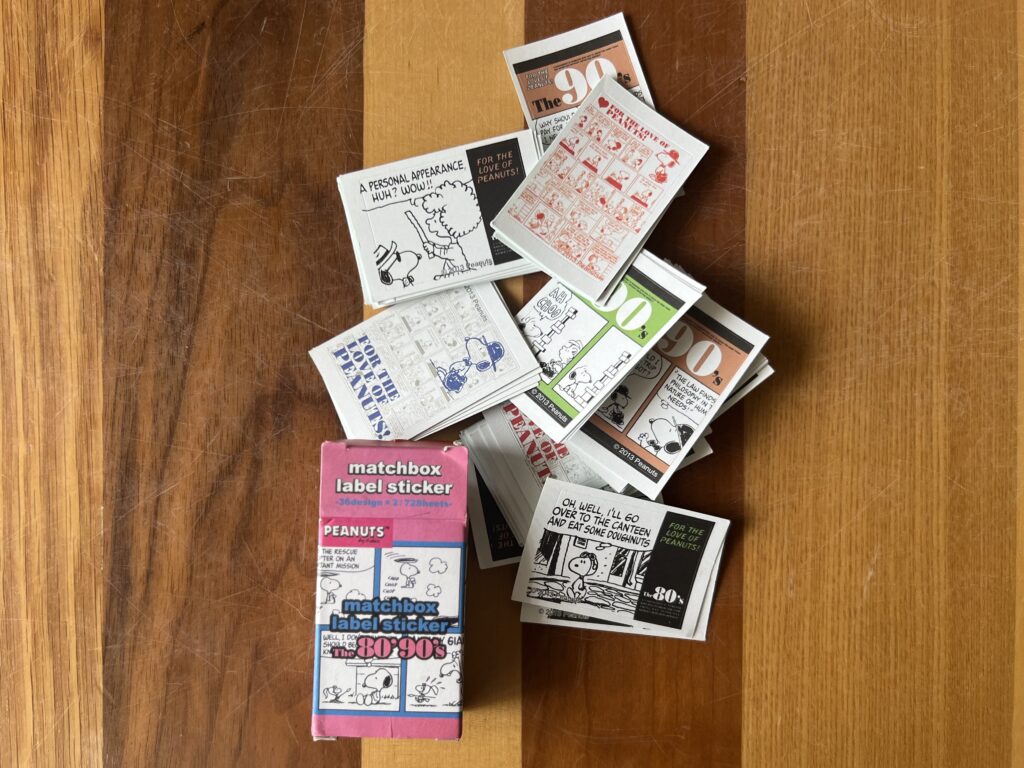 この春、上の子が無事高校を卒業し来月から大学生になります。親戚や知人からたくさんお祝いして頂いたのですが、ありがたいことに娘が個人で地域コミュニティと繋がり、一緒にボランティア活動をしている職員の方々からも素敵なお祝いをして頂きました。親として本来なら"してもらう側“ではなく、"する側“なので申し訳ない気持ちでいっぱいになったりしましたが、家や学校以外の場所で娘が自ら築いた良いご縁に出会えたことが素直に嬉しかったです。形にしてお礼を感謝を伝えなければと何を贈ろうか少しだけ悩んだのですが、この際する側•してもらう側なんて境界線を無くして平等に皆んなに気持ちを伝えたい！と思い立ち、それが叶うように願いを込めてスイーツギフトを作ることにしました。