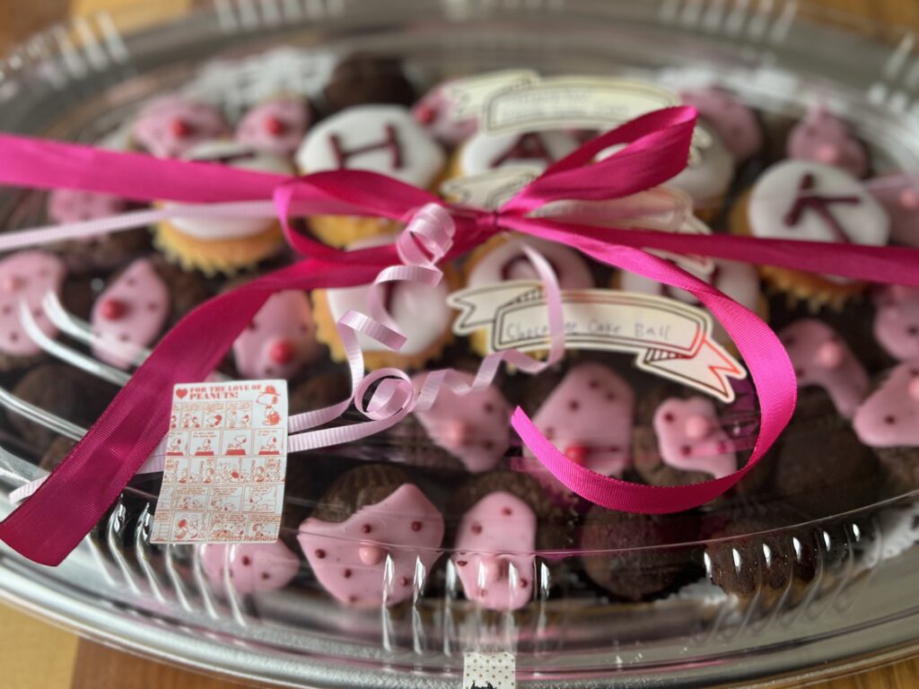 この春、上の子が無事高校を卒業し来月から大学生になります。親戚や知人からたくさんお祝いして頂いたのですが、ありがたいことに娘が個人で地域コミュニティと繋がり、一緒にボランティア活動をしている職員の方々からも素敵なお祝いをして頂きました。親として本来なら"してもらう側“ではなく、"する側“なので申し訳ない気持ちでいっぱいになったりしましたが、家や学校以外の場所で娘が自ら築いた良いご縁に出会えたことが素直に嬉しかったです。形にしてお礼を感謝を伝えなければと何を贈ろうか少しだけ悩んだのですが、この際する側•してもらう側なんて境界線を無くして平等に皆んなに気持ちを伝えたい！と思い立ち、それが叶うように願いを込めてスイーツギフトを作ることにしました。