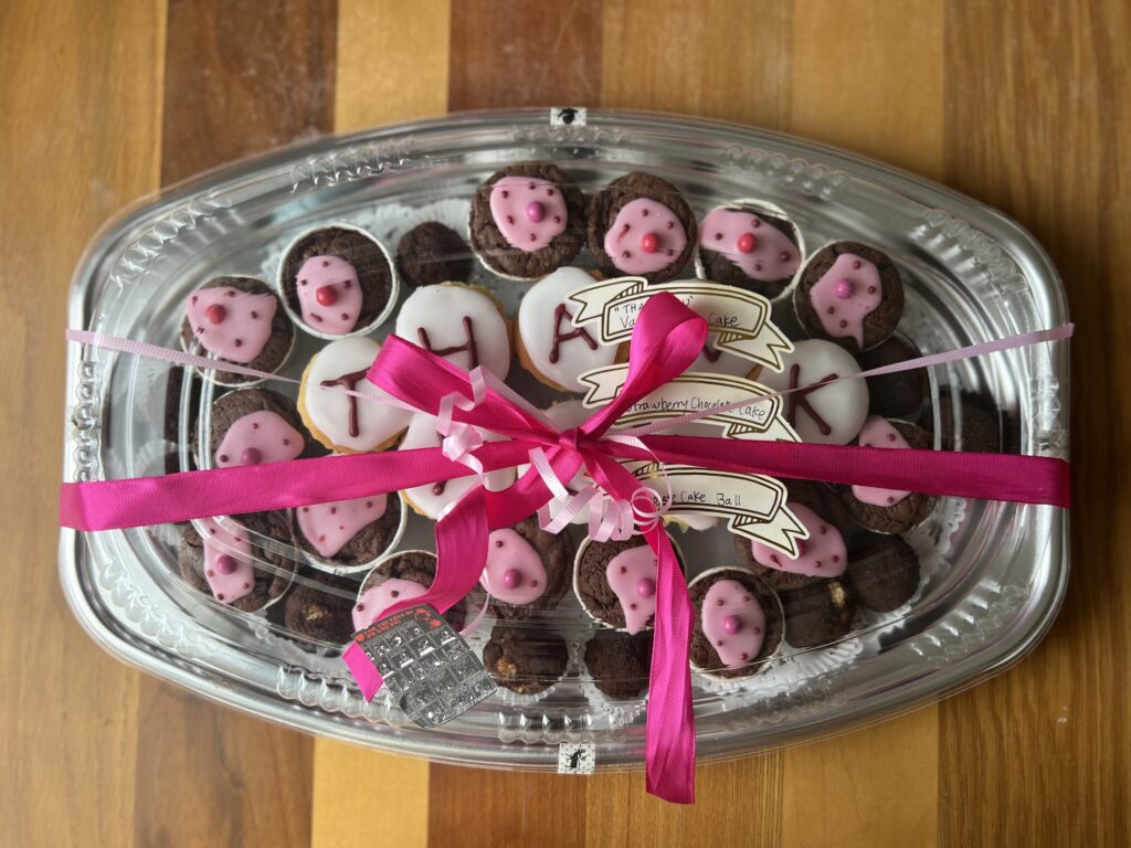 この春、上の子が無事高校を卒業し来月から大学生になります。親戚や知人からたくさんお祝いして頂いたのですが、ありがたいことに娘が個人で地域コミュニティと繋がり、一緒にボランティア活動をしている職員の方々からも素敵なお祝いをして頂きました。親として本来なら"してもらう側“ではなく、"する側“なので申し訳ない気持ちでいっぱいになったりしましたが、家や学校以外の場所で娘が自ら築いた良いご縁に出会えたことが素直に嬉しかったです。形にしてお礼を感謝を伝えなければと何を贈ろうか少しだけ悩んだのですが、この際する側•してもらう側なんて境界線を無くして平等に皆んなに気持ちを伝えたい！と思い立ち、それが叶うように願いを込めてスイーツギフトを作ることにしました。