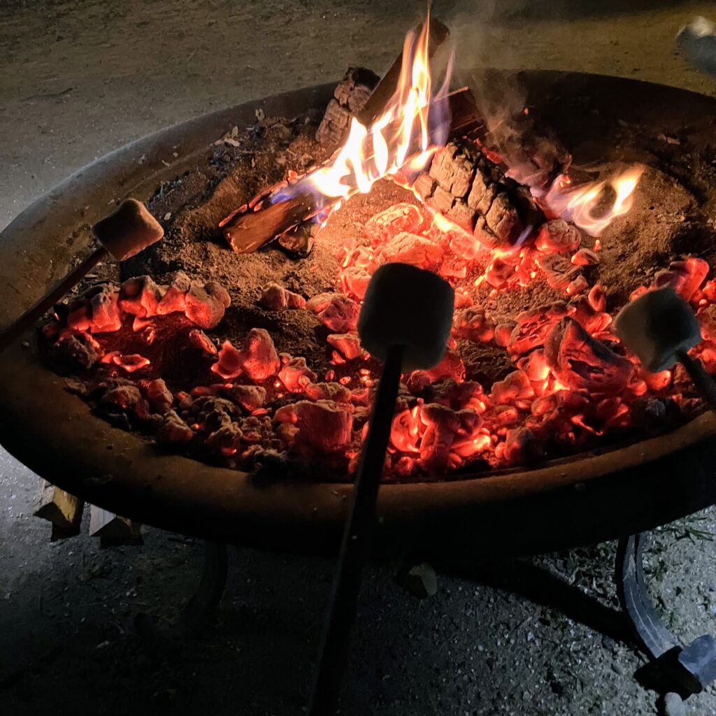 ネムリゾート　焚火カフェ　焼きマシュマロ
