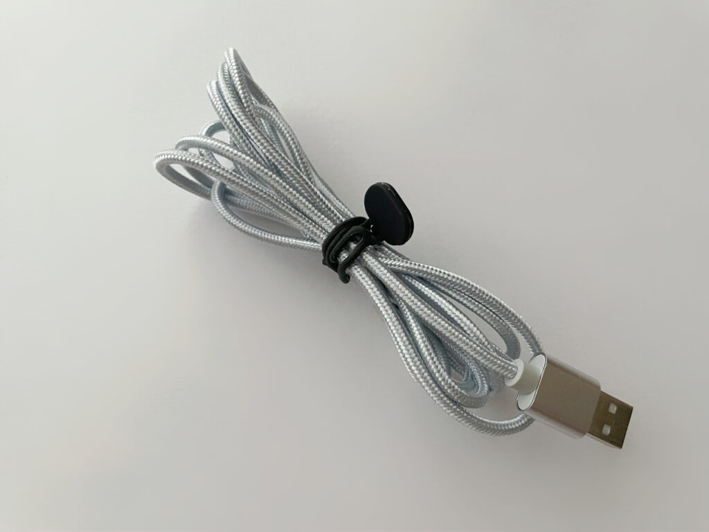 1本使い　シリコーンマルチバンド　充電コードを結束してみた　無印良品　LEE100人隊　TB　はな　輪ゴム卒業