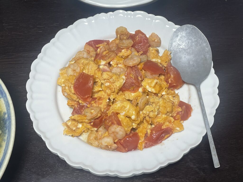 重信初江さんレシピ「トマト、卵、エビ炒め」を40代主婦が作ってみた写真。阿部慎太朗さん作陶のレリーフプレートに盛り付けてある。