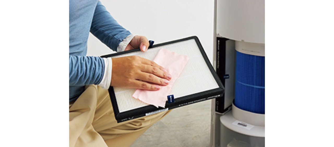 ダストフィルターは取り出しやすくお手入れも簡単。給水タンクは丸洗い可