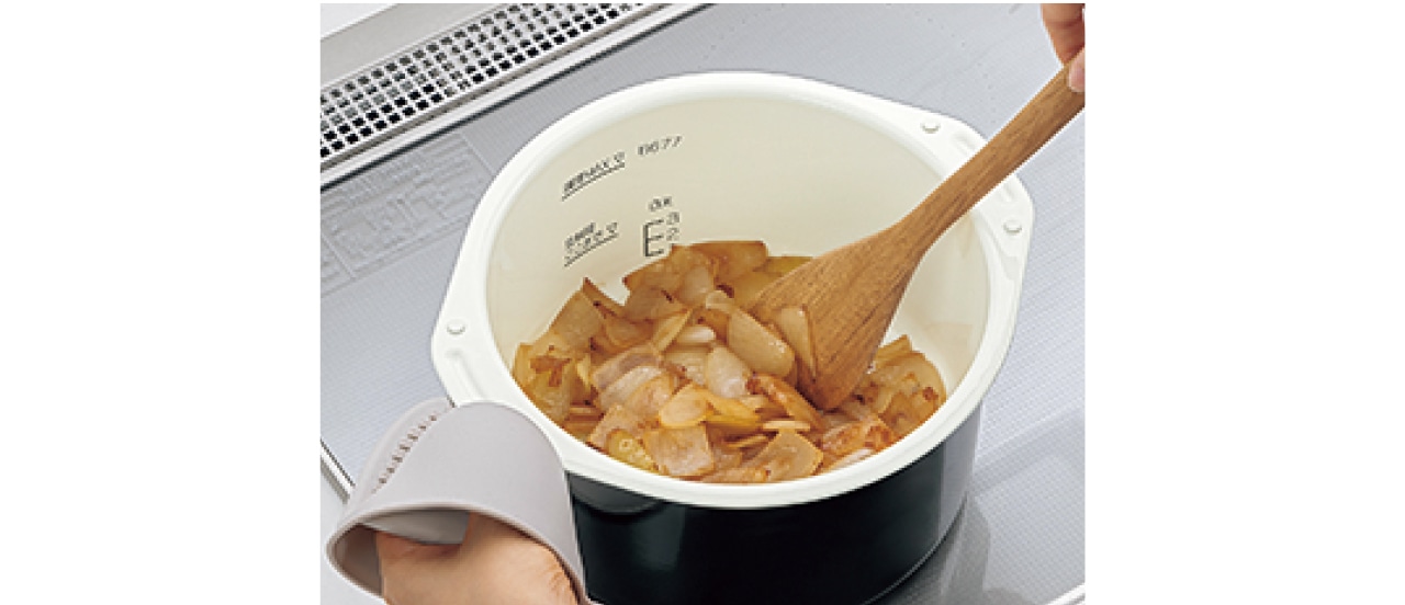 内鍋はIHやガス火で調理できるほか、付属のフタを使い冷蔵庫で保存することも