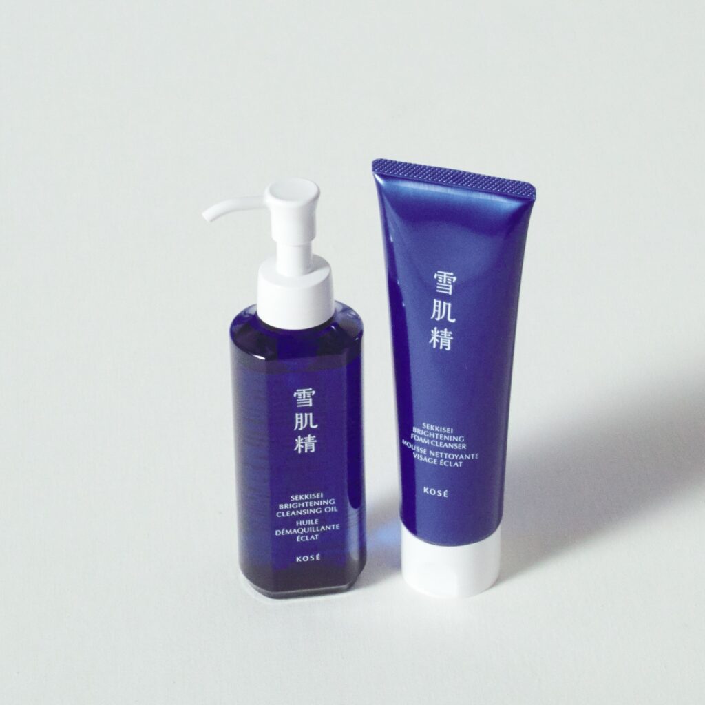 写真左から、薬用雪肌精 ブライトニング クレンジング オイル【医薬部外品】150mL ¥2750、薬用雪肌精 ブライトニング クリーム ウォッシュ 130g ¥2200（価格はともに編集部調べの税込価格）