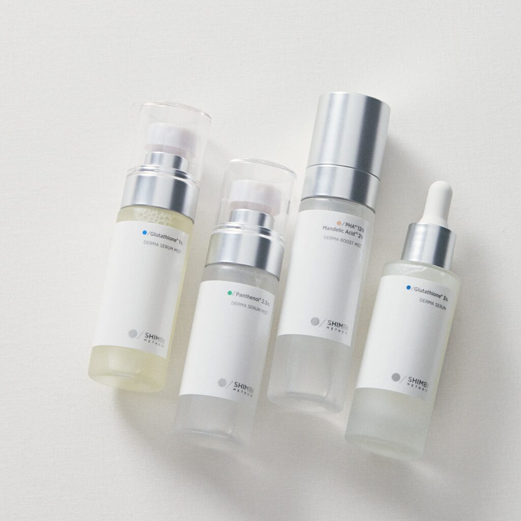 写真左から、ダーマセラムミスト グルタチオン1% 50mL ¥1980、ダーマセラムミスト パンテノール2.5% 50mL ¥1980、ダーマブースミスト PHA12% マンデル酸2% 60mL ¥1760、ダーマセラム グルタチオン3% 30mL ¥1980(価格はすべて税込価格)