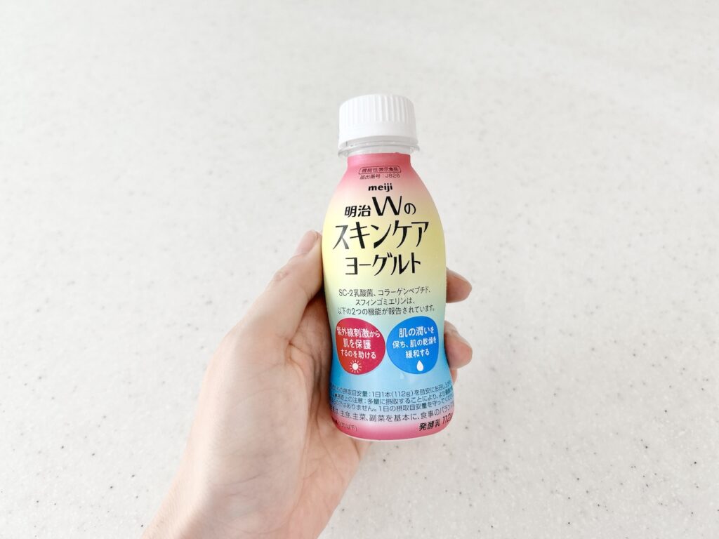 明治Ｗのスキンケアヨーグルトを飲む様子