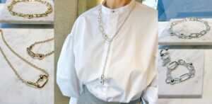 白いブラウスに「ブランイリス」のボリュームネックレスを。新作「BALLON」のジュエリーーは大人にこそ似合う！