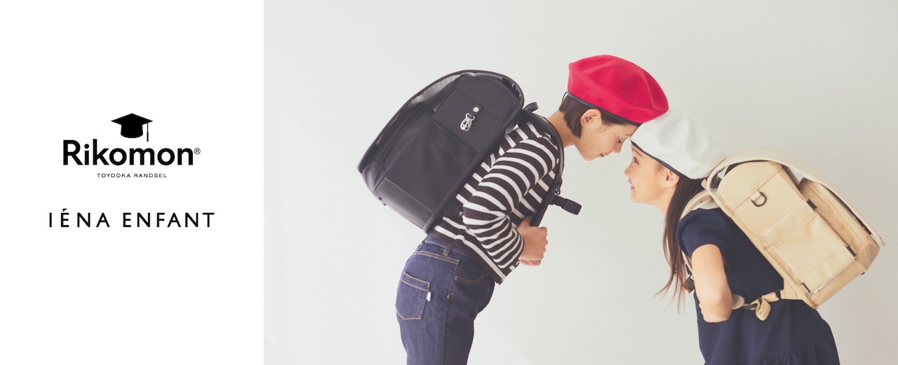 イエナアンファン(IÉNA ENFANT)」とランドセルブランド「リコモン(Rikomon)」が展開する「リュッセル(Ryussel)」のコラボランドセルを背負ったモデル